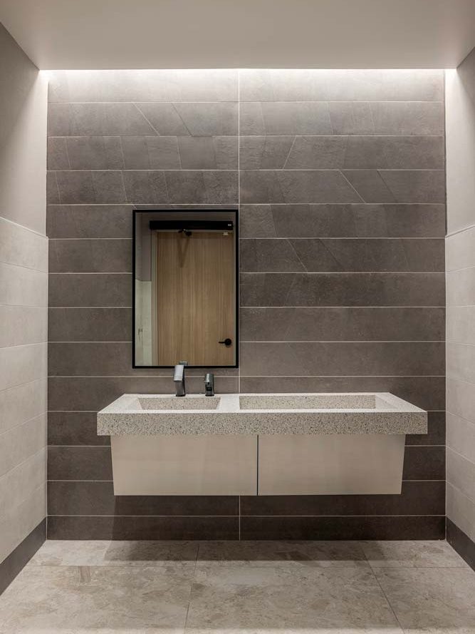 Barrier free single sink 